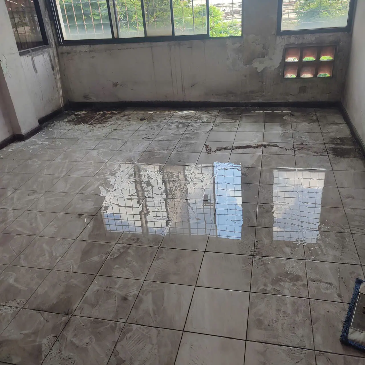 Sàn trước khi làm sạch