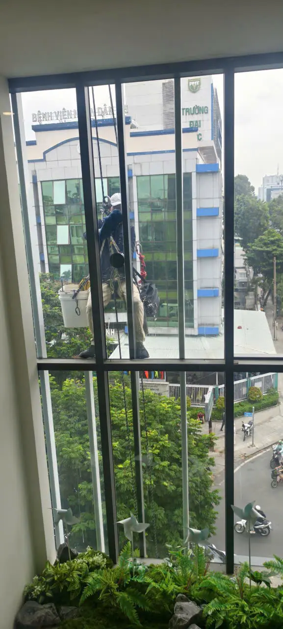 Nhân viên vệ sinh kính nhìn từ bên trong