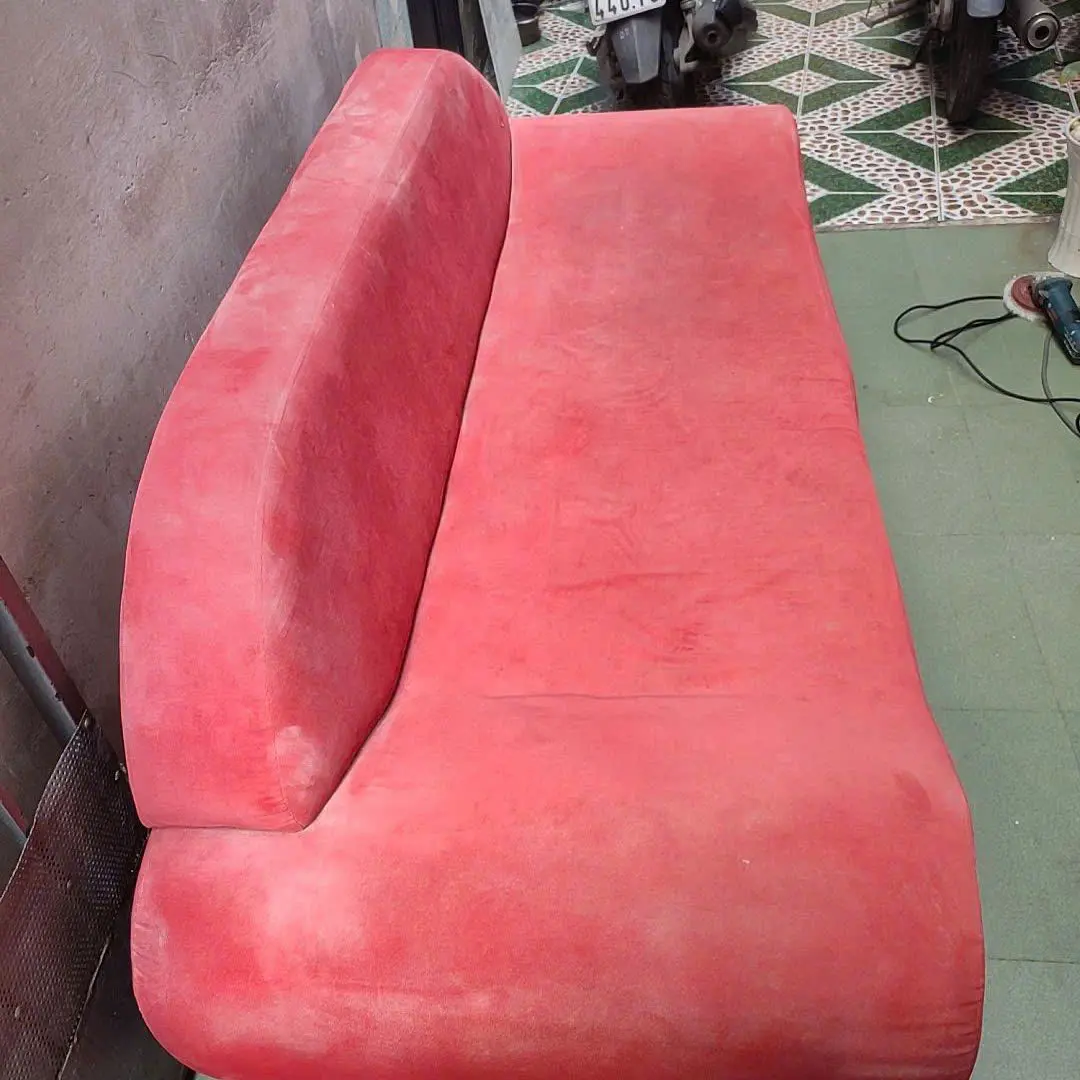 Sofa đỏ trước khi vệ sinh